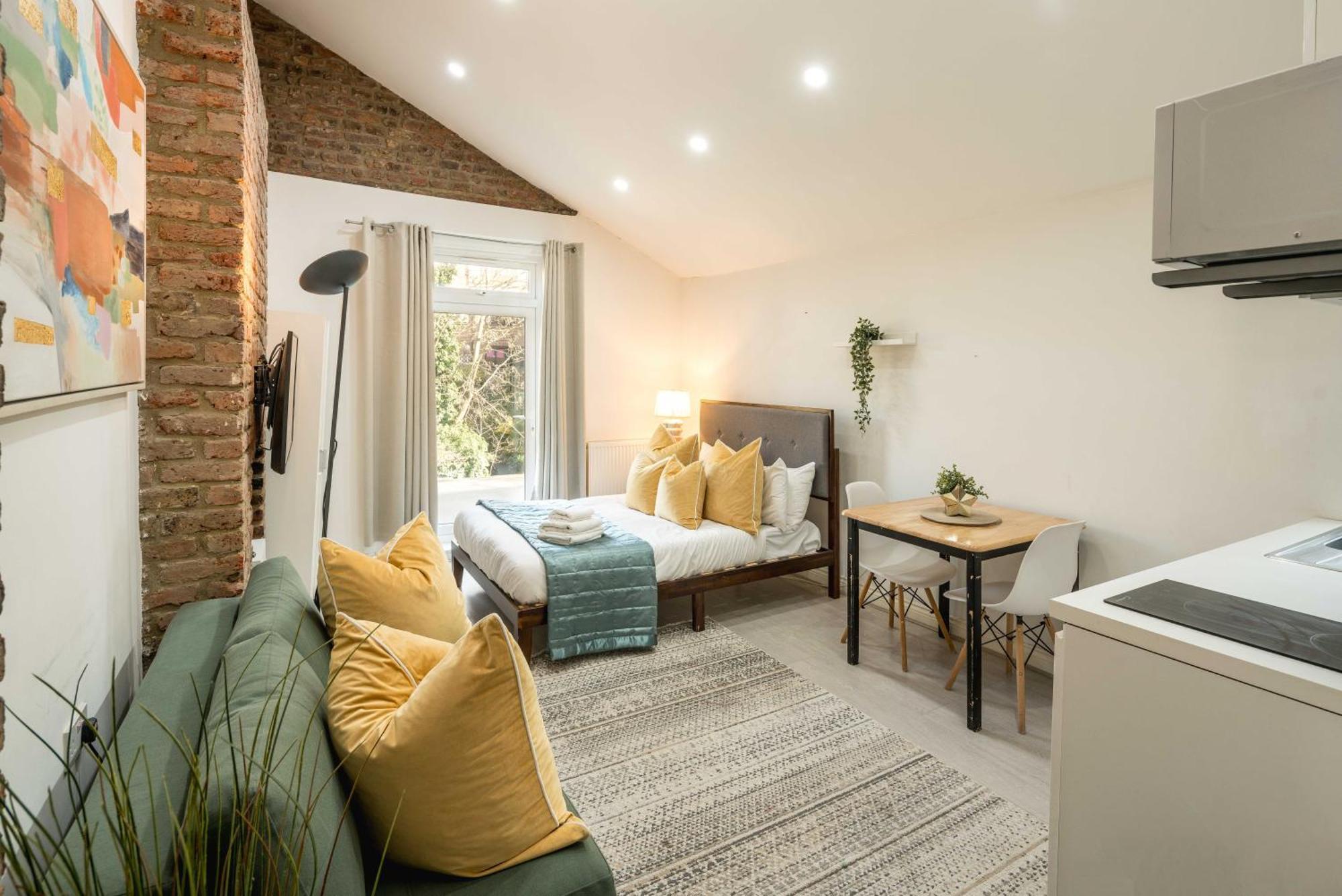 Balcony For 4 By Hampstead & Kilburn Station Londres